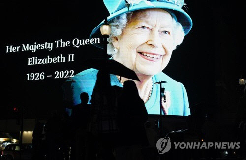 8일(현지시간) 런던 피카딜리 서커스의 대형 스크린에 서거한 엘리자베스2세 여왕의 추모 메시지가 나오고 있다. <런던 AP=연합뉴스>